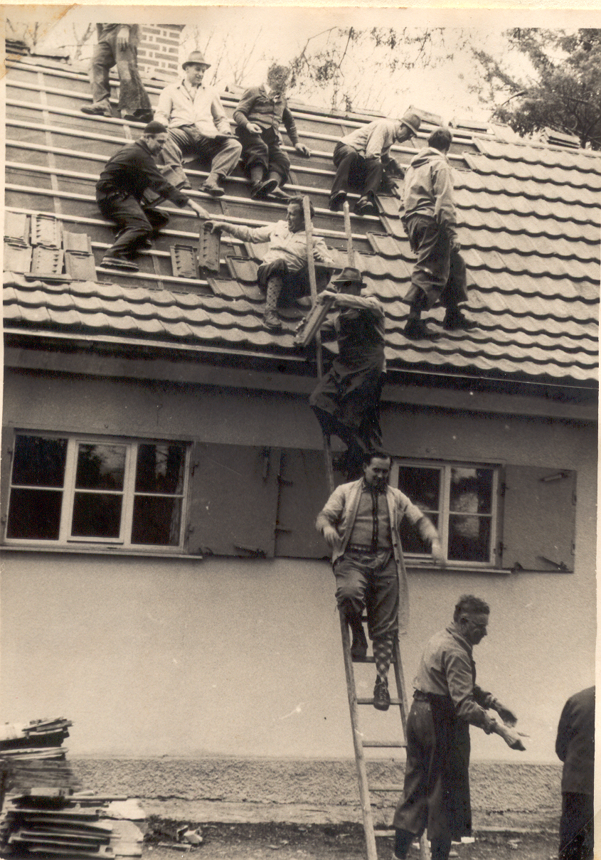 Hütte_1956_Dachdecken